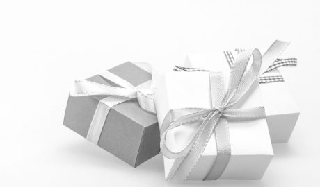 cadeaux emballés dans du papier gris et blanc