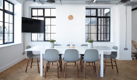 salle de réunion avec du parquet